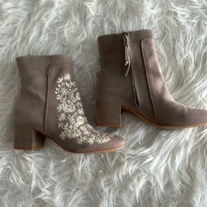 Embroidered suede Tom’s women’s boots size 9